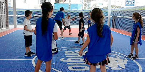 crianças jogando bola 