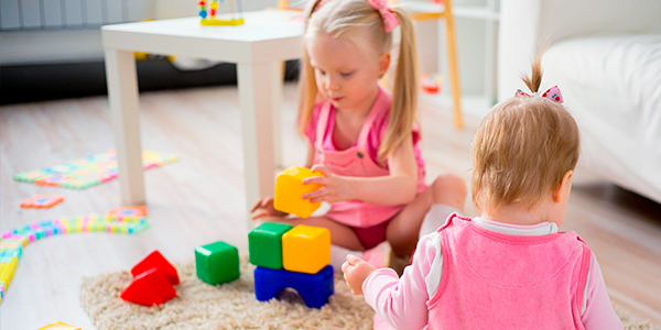 crianças no quarto montessori 