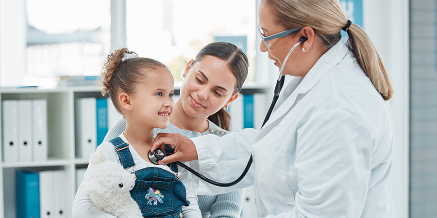 menina consultando com a médica 