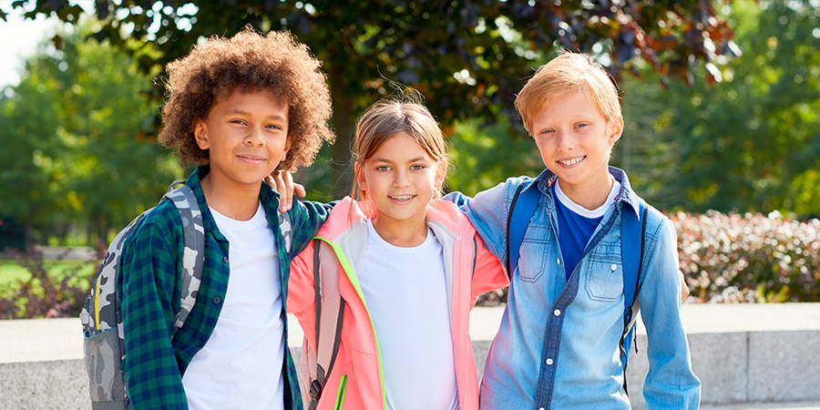 três crianças sorrindo no Ensino Fundamental 