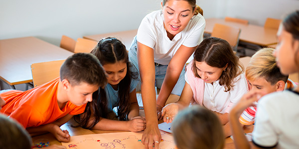 crianças em aula com a professora 